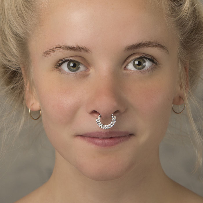 Septum pīrsings ar dubulto kristāla rindu